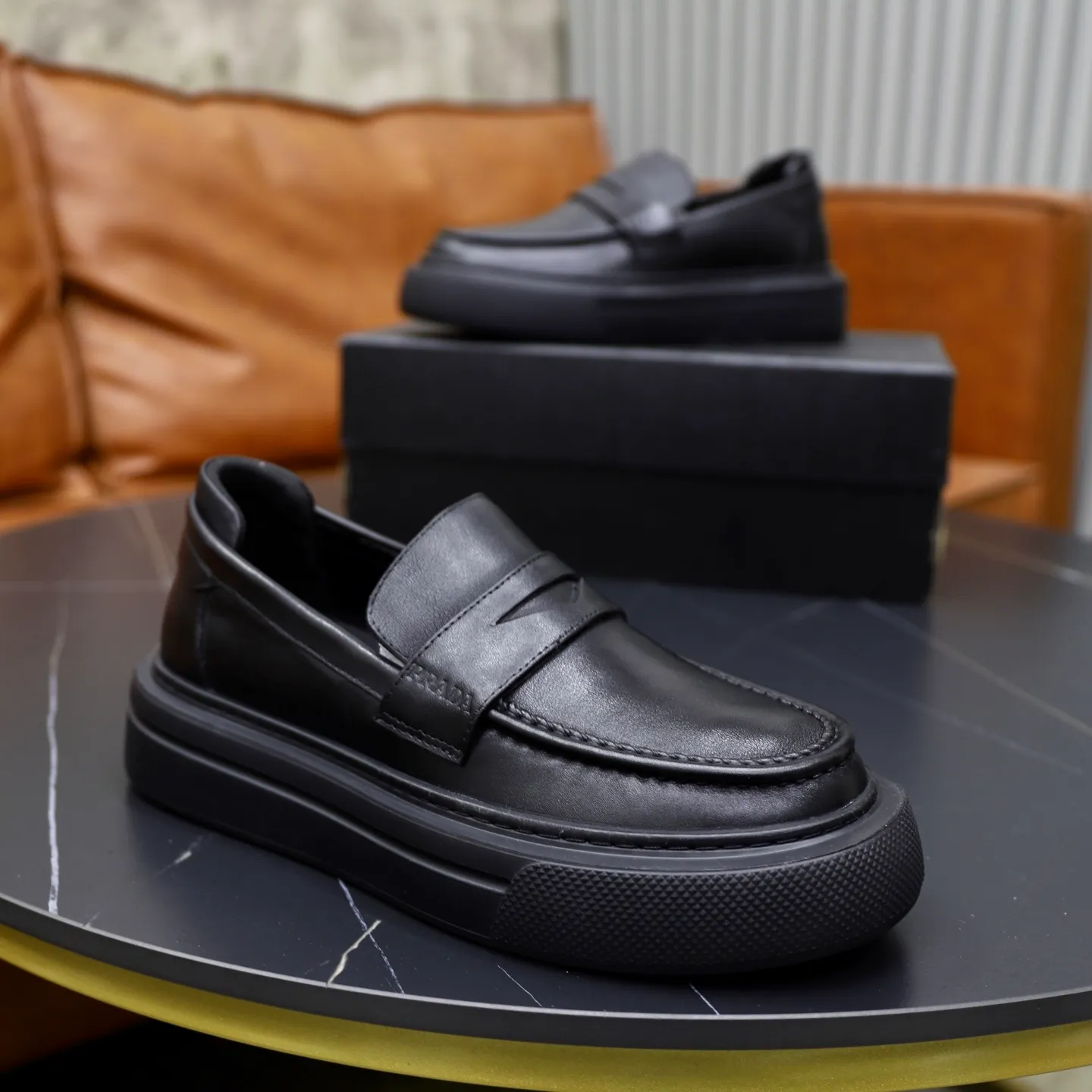 Ex-factory price: 500💰🙅‍♂️🙅‍♂️🙅‍♂️ Brand: PRADA Standard code: Men's code 38-44 (45 can be customized) Grade: Same style as the official website Original order quality Material: Original cowhide surface Comfortable lining Original outsole Style category: Men's fashionable casual leather shoes Distinguished big-name luxury elements Top luxury Color: Color of the actual picture